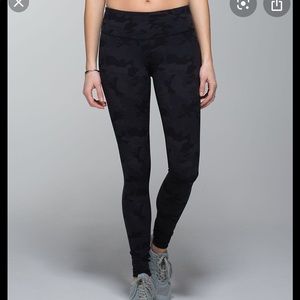 ISO dark camo Lululemon wunder under size 4